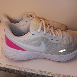 Nike Revolution 5 Platinum Tint